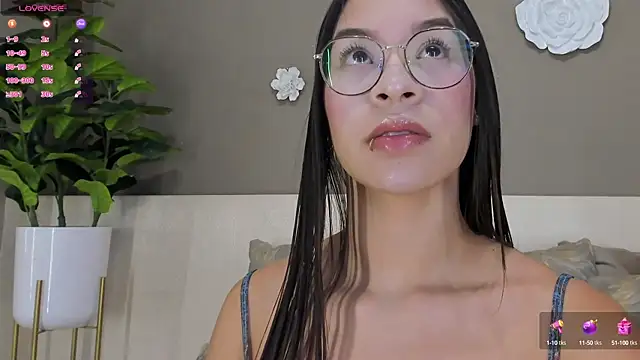 Snapshot of KimHiltton chatting on February 3, 3:53 am KimHiltton online show from February 3, 3:53 am