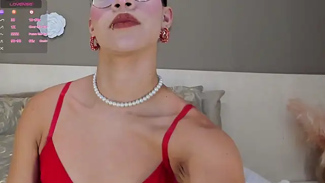 Snapshot of KimHiltton chatting on February 14, 3:43 am KimHiltton online show from February 14, 3:43 am