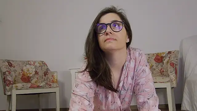 Snapshot of SophieeRain chatting on October 6, 5:05 am SophieeRain online show from October 6, 5:05 am