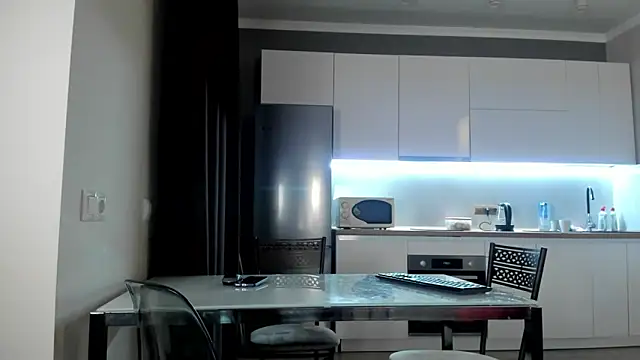 Emma Flin online show from December 14, 2:10 pm