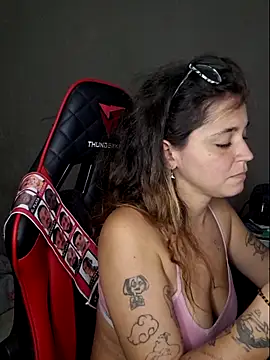 Snapshot of luuhcat09 chatting on March 18, 1:42 am luuhcat09 online show from March 18, 1:42 am