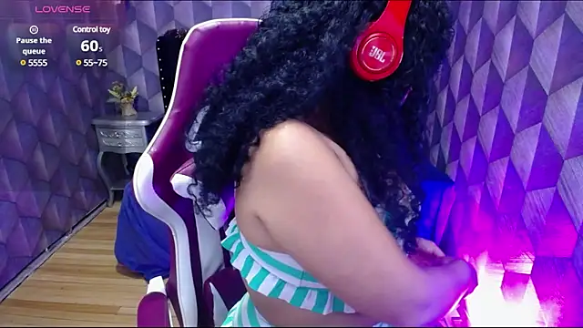 Sofiacowperx online show from December 21, 1:32 pm