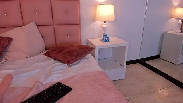 laura smith33 online show from March 8, 6:05 pm