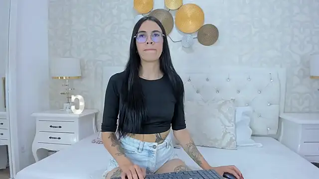 Clarisse28 online show from December 5, 6:44 pm