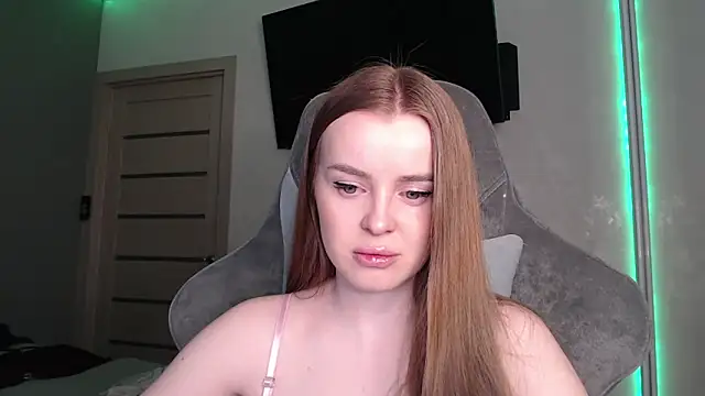 Snapshot of YourBitsy chatting on February 17, 4:09 am YourBitsy online show from February 17, 4:09 am