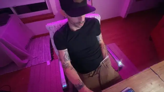 Snapshot of RuffClvb chatting on December 23, 8:12 am RuffClvb online show from December 23, 8:12 am