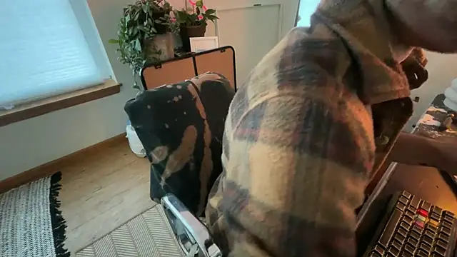 Snapshot of RuffClvb chatting on February 28, 1:56 pm RuffClvb online show from February 28, 1:56 pm