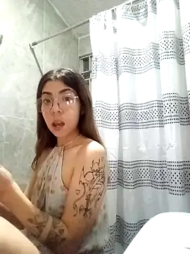 Snapshot of Yumemi17 chatting on April 5, 8:55 am Yumemi17 online show from April 5, 8:55 am