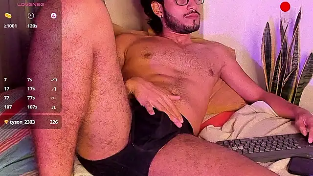 Snapshot of Nicholasrodrii chatting on December 6, 1:29 am Nicholasrodrii online show from December 6, 1:29 am