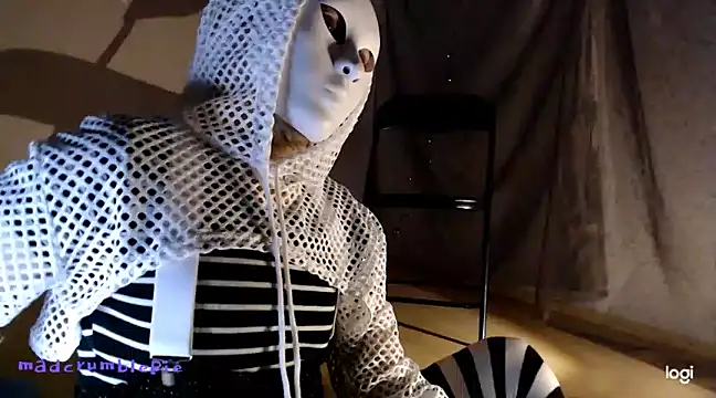 madcrumblepie online show from December 18, 8:36 pm