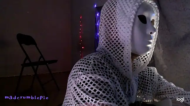 madcrumblepie online show from January 9, 7:40 pm