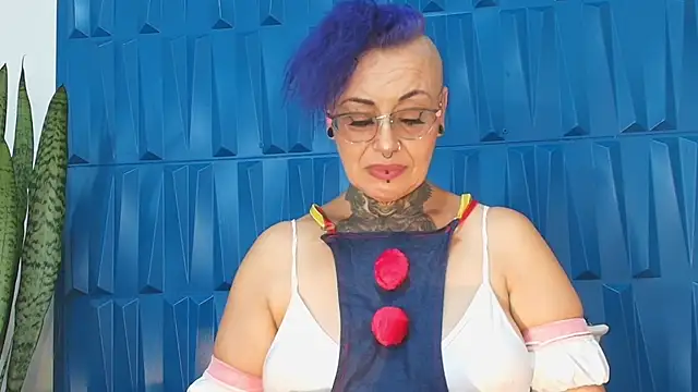 Snapshot of SandyyRose chatting on February 13, 9:49 pm SandyyRose online show from February 13, 9:49 pm