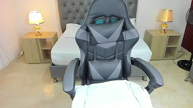 Snapshot of irantzu_hank chatting on December 22, 12:27 pm irantzu hank online show from December 22, 12:27 pm