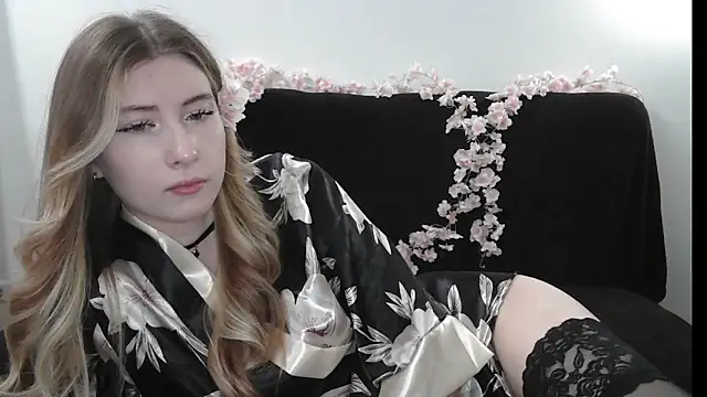 ErikaShyy online show from April 22, 12:07 pm
