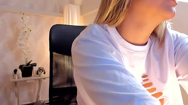 CyntiaAdams online show from December 15, 7:42 pm