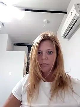 Snapshot of I_am_HER318 chatting on October 6, 1:47 am I am HER318 online show from October 6, 1:47 am