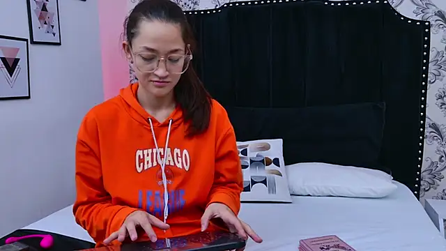 Snapshot of SaaraBrown chatting on October 17, 12:19 pm SaaraBrown online show from October 17, 12:19 pm