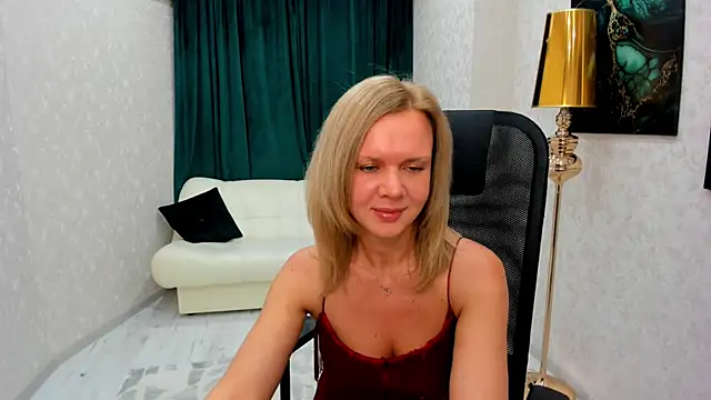 AgathaKlouin online show from January 8, 4:23 am