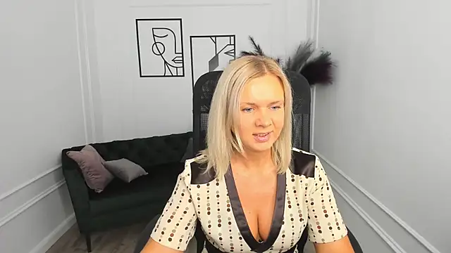 AgathaKlouin online show from October 5, 7:12 pm