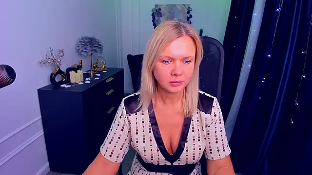 AgathaKlouin online show from December 21, 7:10 pm