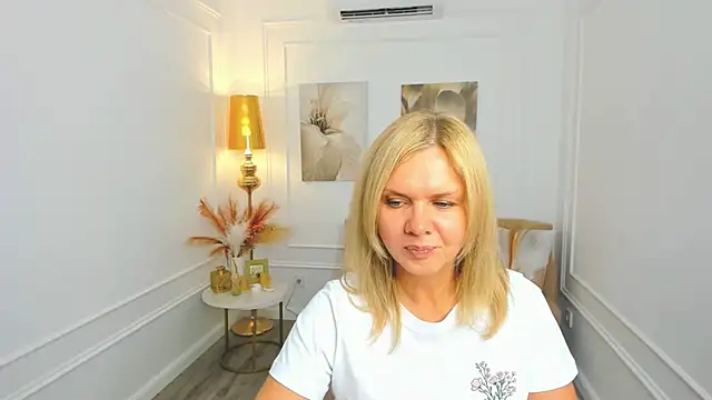 AgathaKlouin online show from May 21, 7:32 pm