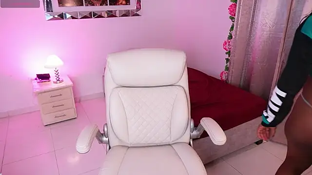 Snapshot of Alondrasparrow2 chatting on February 11, 8:10 pm Alondrasparrow2 online show from February 11, 8:10 pm