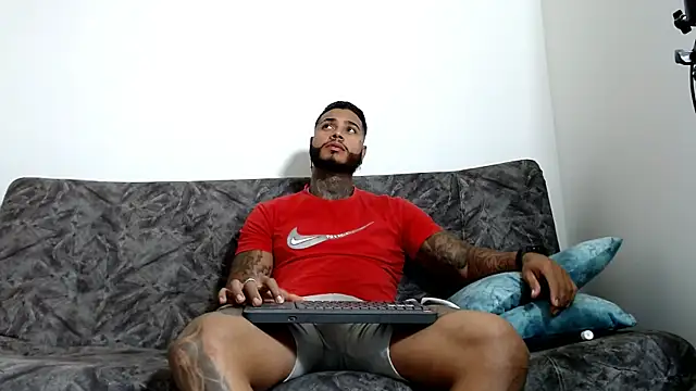 Snapshot of Exotic_tatto27121 chatting on December 8, 12:18 am Exotic tatto27121 online show from December 8, 12:18 am