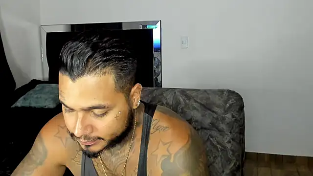 Snapshot of Exotic_tatto27121 chatting on April 5, 12:41 am Exotic tatto27121 online show from April 5, 12:41 am