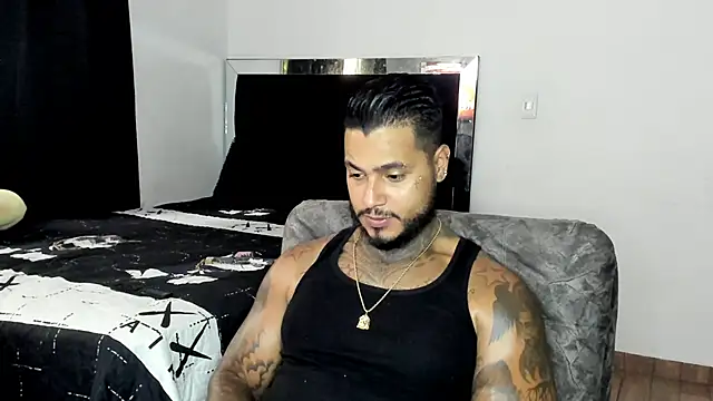 Snapshot of Exotic_tatto27121 chatting on April 20, 10:33 pm Exotic tatto27121 online show from April 20, 10:33 pm