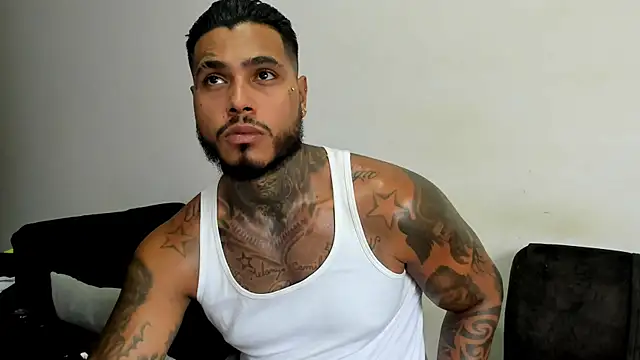 Snapshot of Exotic_tatto27121 chatting on April 24, 8:55 pm Exotic tatto27121 online show from April 24, 8:55 pm
