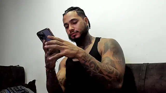Snapshot of Exotic_tatto27121 chatting on May 23, 6:07 am Exotic tatto27121 online show from May 23, 6:07 am