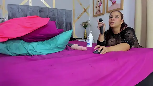 Snapshot of Caroliine_Torres chatting on February 8, 5:29 pm Caroliine Torres online show from February 8, 5:29 pm