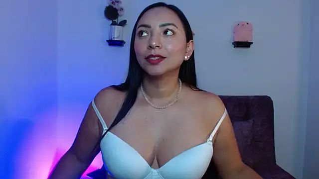 Snapshot of Emmi_Cam chatting on February 27, 2:10 am Emmi Cam online show from February 27, 2:10 am