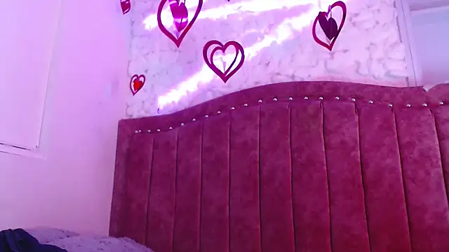 SarahStones online show from February 15, 8:00 am