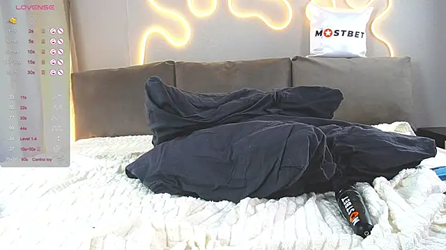 Snapshot of Chloeromantic chatting on December 9, 2:24 am Chloeromantic online show from December 9, 2:24 am