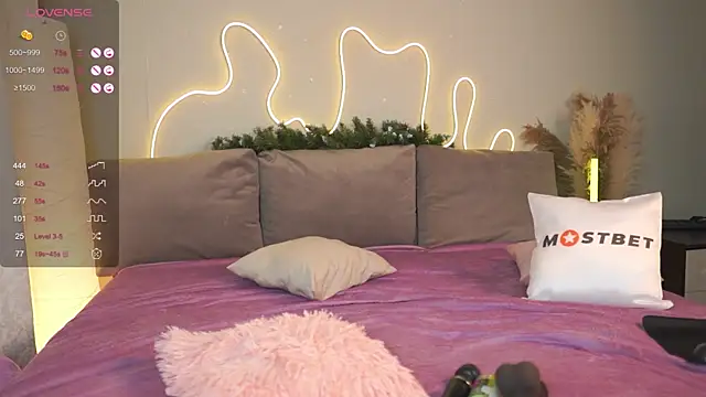 Snapshot of Chloeromantic chatting on January 10, 11:29 pm Chloeromantic online show from January 10, 11:29 pm