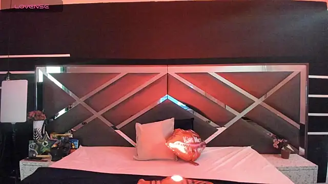 Snapshot of SexyNaf chatting on September 25, 7:06 pm SexyNaf online show from September 25, 7:06 pm