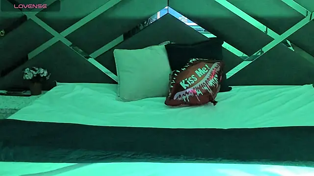 Snapshot of SexyNaf chatting on October 7, 7:33 pm SexyNaf online show from October 7, 7:33 pm