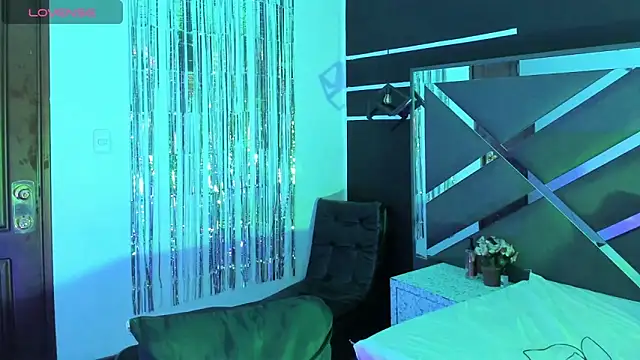 Snapshot of SexyNaf chatting on October 17, 7:27 pm SexyNaf online show from October 17, 7:27 pm