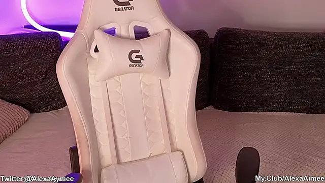 AlexaAimee online show from March 6, 11:39 am