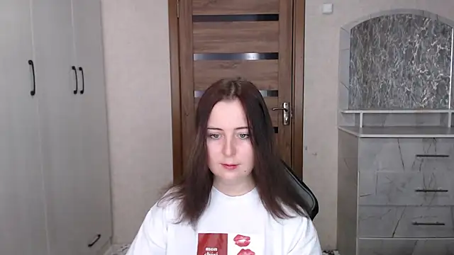 Snapshot of Kristy-Max chatting on November 21, 6:23 am Kristy-Max online show from November 21, 6:23 am