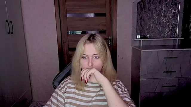 Snapshot of Kristy-Max chatting on February 3, 3:59 am Kristy-Max online show from February 3, 3:59 am