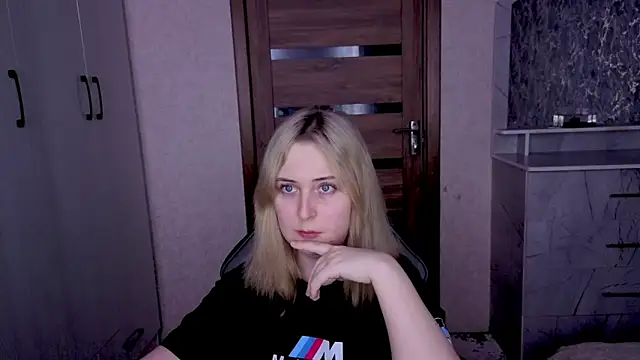 Snapshot of Kristy-Max chatting on February 18, 9:11 pm Kristy-Max online show from February 18, 9:11 pm