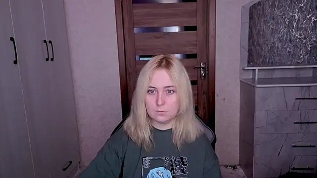 Snapshot of Kristy-Max chatting on March 19, 8:18 am Kristy-Max online show from March 19, 8:18 am