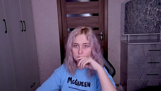 Snapshot of Kristy-Max chatting on March 21, 8:52 am Kristy-Max online show from March 21, 8:52 am