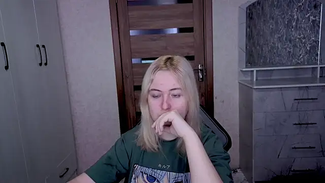 Snapshot of Kristy-Max chatting on March 26, 3:12 am Kristy-Max online show from March 26, 3:12 am