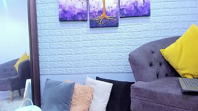 Snapshot of _EmilyJireh_ chatting on March 1, 7:15 pm EmilyJireh online show from March 1, 7:15 pm