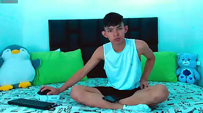 Snapshot of Tonny_twink_ chatting on February 6, 4:53 am Tonny twink online show from February 6, 4:53 am