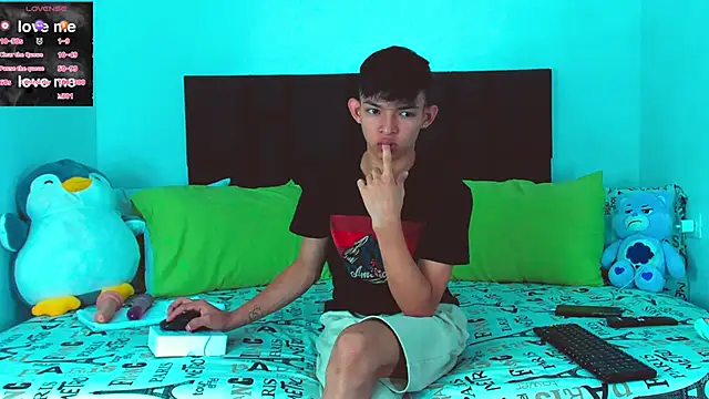 Snapshot of Tonny_twink_ chatting on February 9, 8:11 am Tonny twink online show from February 9, 8:11 am