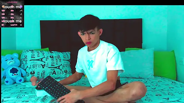 Snapshot of Tonny_twink_ chatting on February 16, 4:21 pm Tonny twink online show from February 16, 4:21 pm